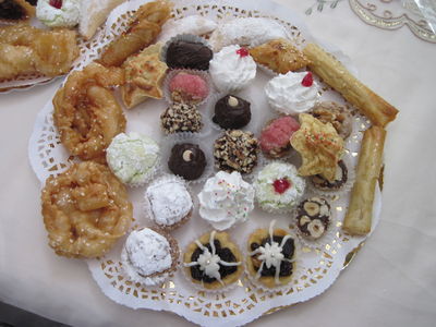 מגש מעורב במבחר עוגיות מרוקאיות מהמיטב, עוגיות בוטנים, עוגיות קוקוס, עוגיות מסאפן שילוב של גביע עבודת יד מקמח ממולא שקדים